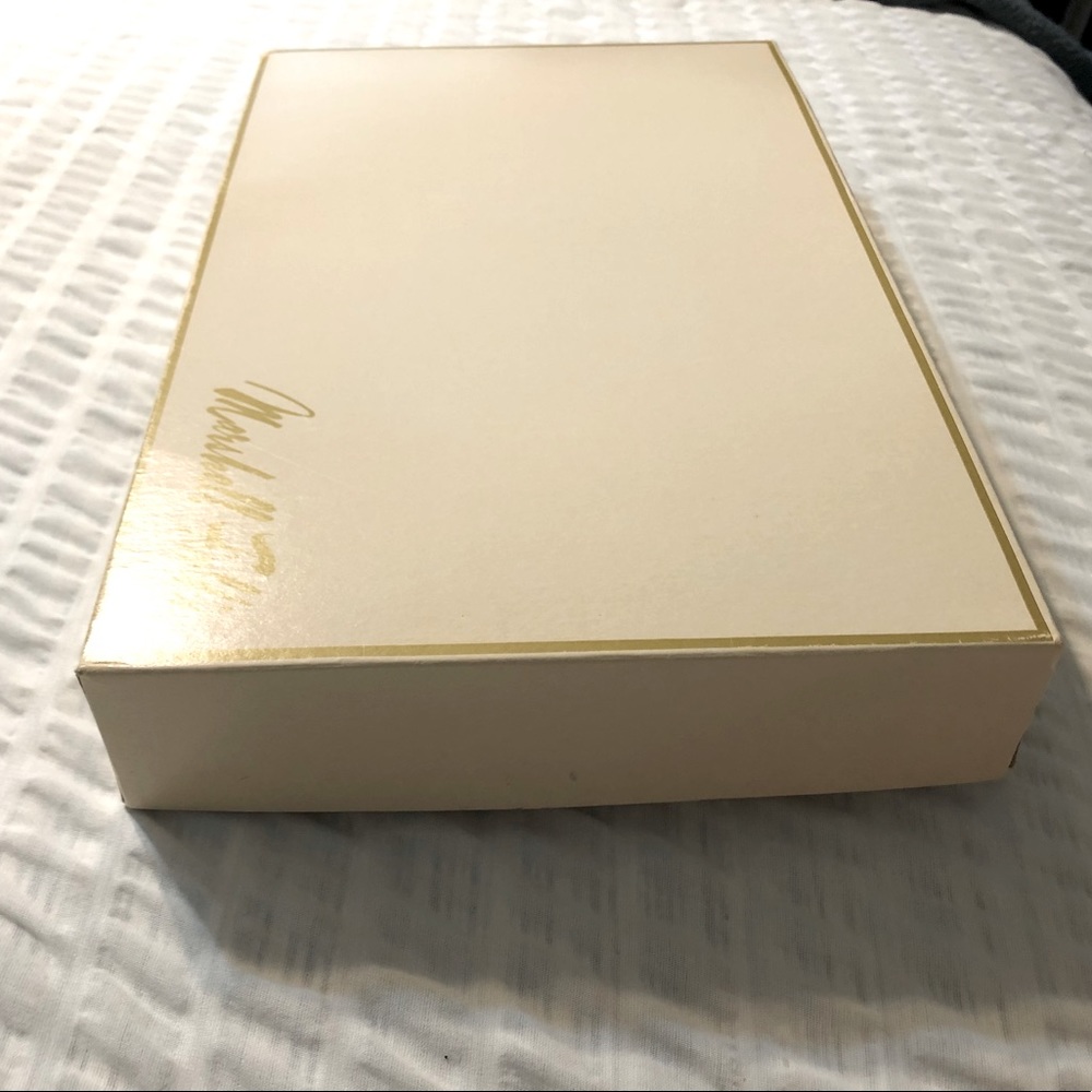 MARSHALL FIELD’S GIFT BOX vintage offwhite color with gold border size22x12 GUC - Picture 3 of 13